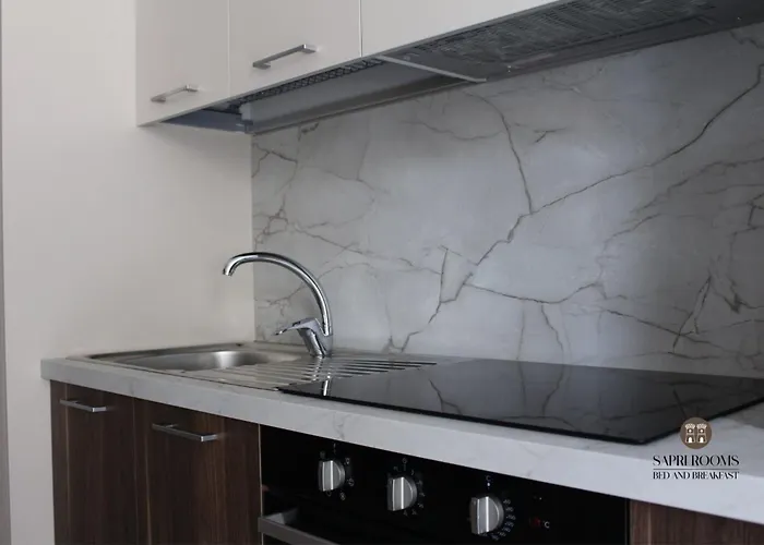 לינה וארוחת בוקר Sapri 4*